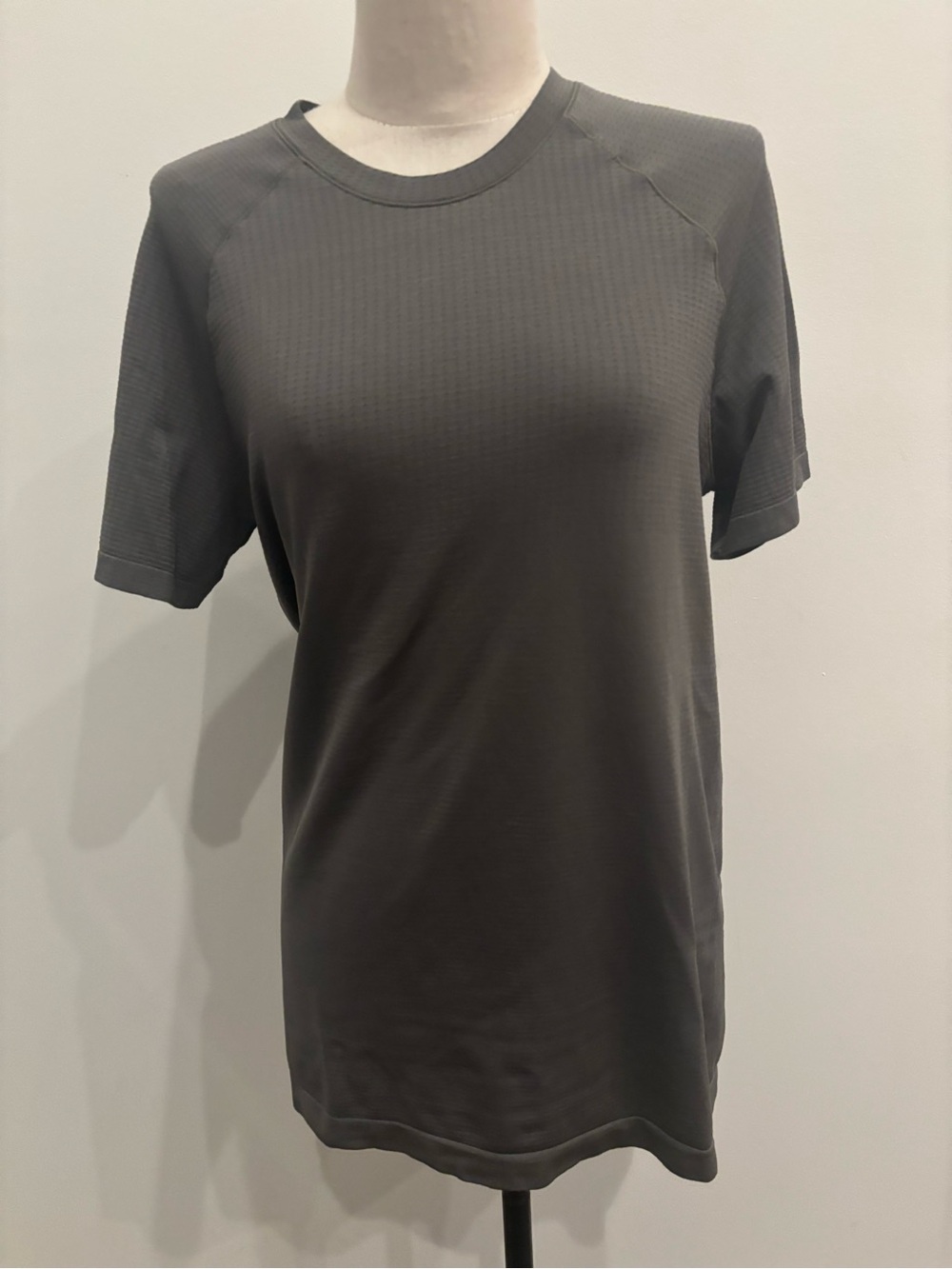 Lululemon Men's Crew Neck T-Shirt - gray
